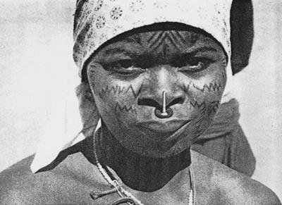 Mulher Makonde com tatuagens tradicionais